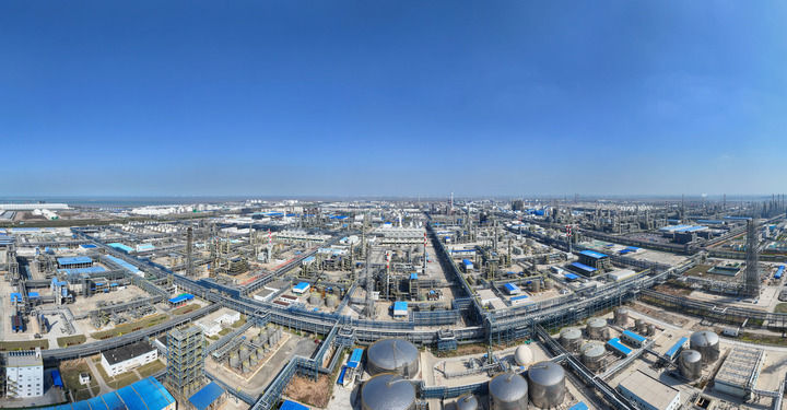 2024年4月26日拍摄的江苏省连云港市徐圩新区斯尔邦石化项目(无人机全景照片)。新华社发(王健民 摄)