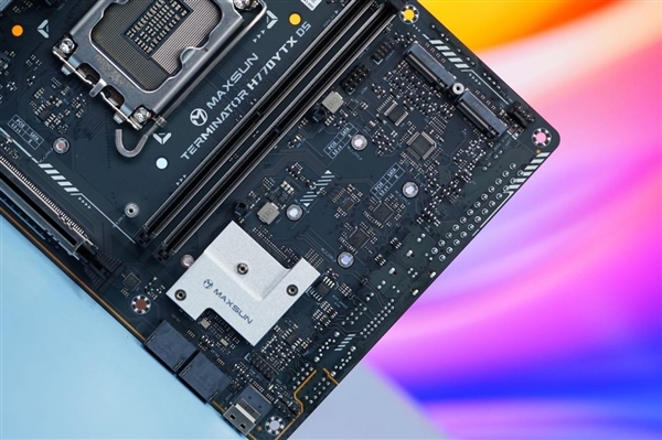 正面没有一根线!铭瑄H770YTX D5 WIFI主板图赏