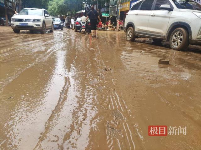 西街路面的淤泥