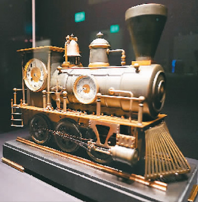 1900年的火车头式钟表。新华社记者 王 申摄