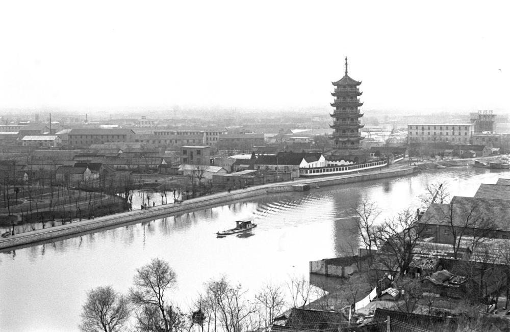 1980年在江苏扬州拍摄的古运河和文峰塔。