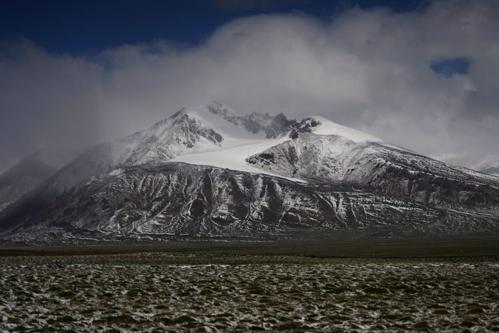 这是2022年7月21日在长江源地区拍摄的雪山。新华社记者 陈杰 摄