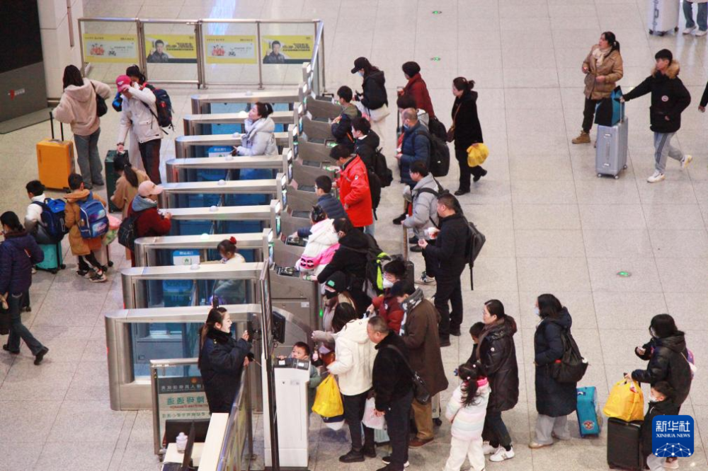 1月26日，旅客在徐州东站排队检票乘车。当日，2024年春运启动。2024年春运从1月26日开始，至3月5日结束，为期40天。