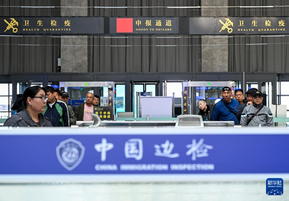 4月18日12时许，入境旅客经过霍尔果斯口岸联检大厅。新华社记者 陈朔 摄