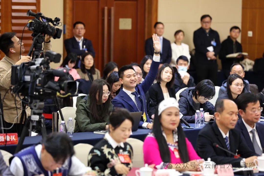 △ 云南省代表团举行全体会议并向媒体开放,42家境内外媒体的91名记者到会采访。