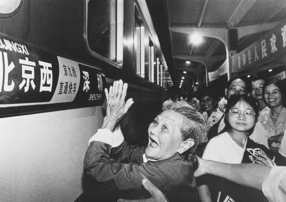 1996年9月1日，从北京开往深圳的105次列车第一次开进江西井冈山站，受到老区人民热烈欢迎。新华社发