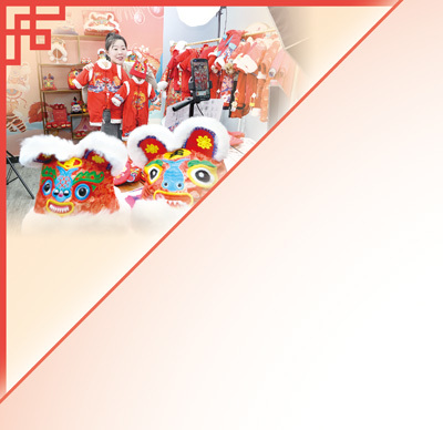 临近春节，山西运城市万荣县一家企业的员工通过网络平台直播销售特色民俗服饰产品。闫 鑫摄（影像中国）