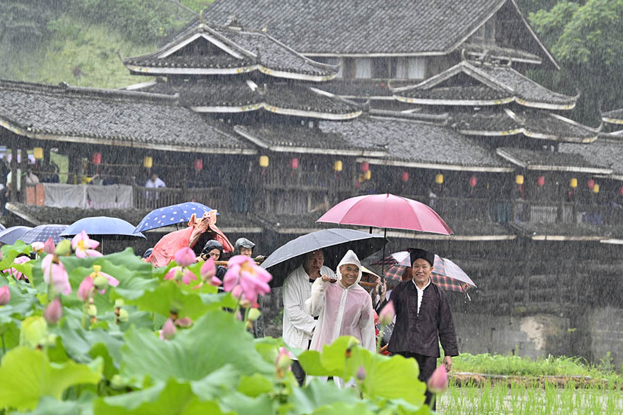 杨似玉（前一）和寨子的群众一起前往参加程阳风雨桥落成百年庆典。