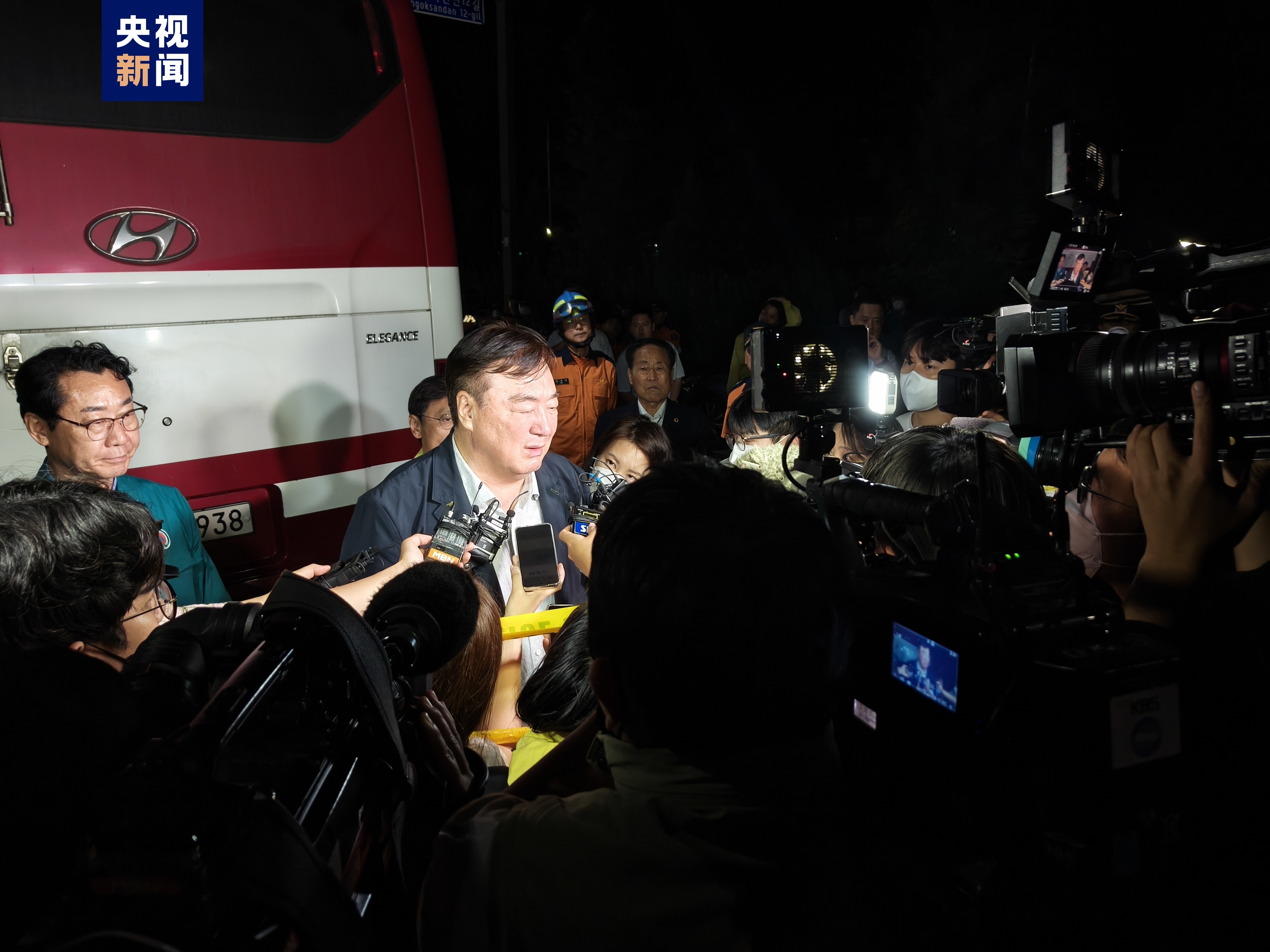 中国大使深夜赴韩国火灾现场，协调遇难中国同胞善后工作