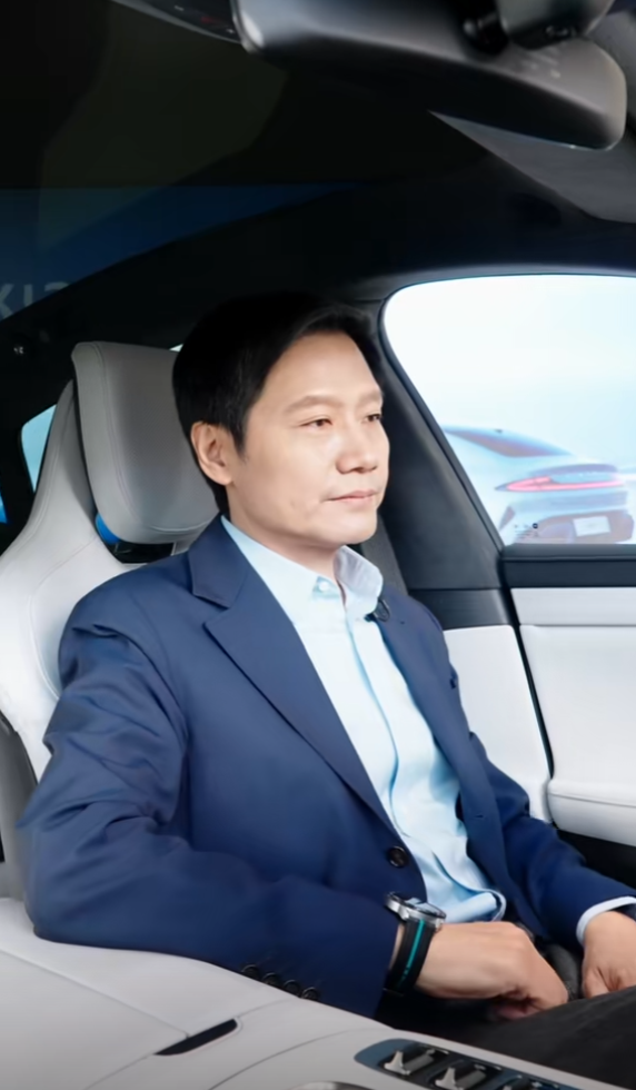 雷军亲自体验小米SU7!手表解锁、自动翻转仪表盘酷炫