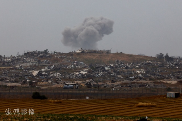当地时间4月25日，以色列，以军发动空袭，远处加沙上空升起浓烟。图自澎湃影像