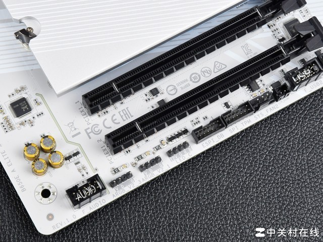 轻松超频锐龙7 8700G 技嘉B650E冰雕X主板评测