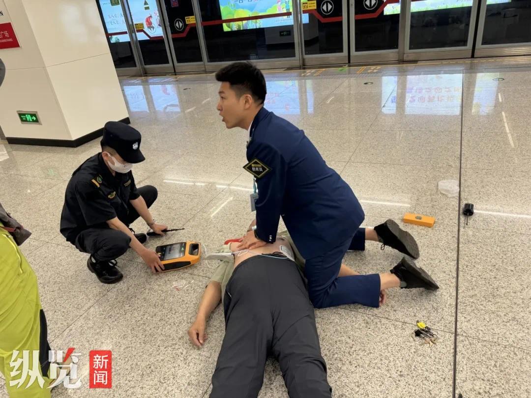 石家庄地铁烈士陵园站内的AED设备。（黄雨晗/摄）