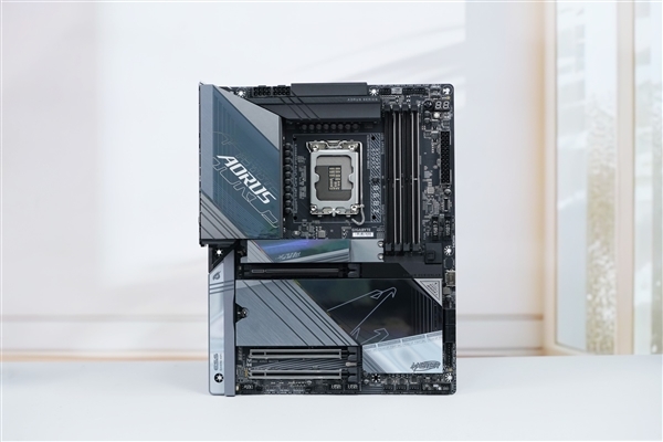 撑捏9500+内存！技嘉Z890 AORUS MASTER超等雕主板图赏