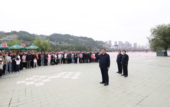 9月10日至13日，中共中央总书记、国家主席、中央军委主席习近平在甘肃考察。这是11日下午，习近平在黄河兰州中山桥段考察时，同在场的干部群众亲切交流。新华社记者 王晔 摄