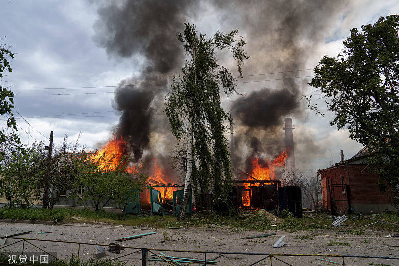 原天时候5月11日，乌克兰哈我科妇州瘠妇昌斯克镇遭俄罗斯空袭。图自望觉中国