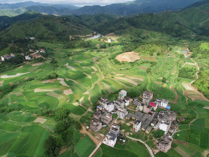 江西省赣州市于都县段屋乡寒信村景色（2019年6月13日摄，无人机照片）。新华社记者 周密 摄