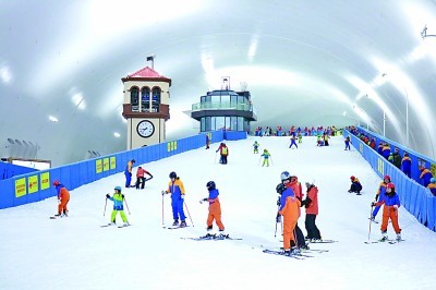 近日，游客在深圳龙华卡鲁冰雪世界体验反季节滑雪。资料图片