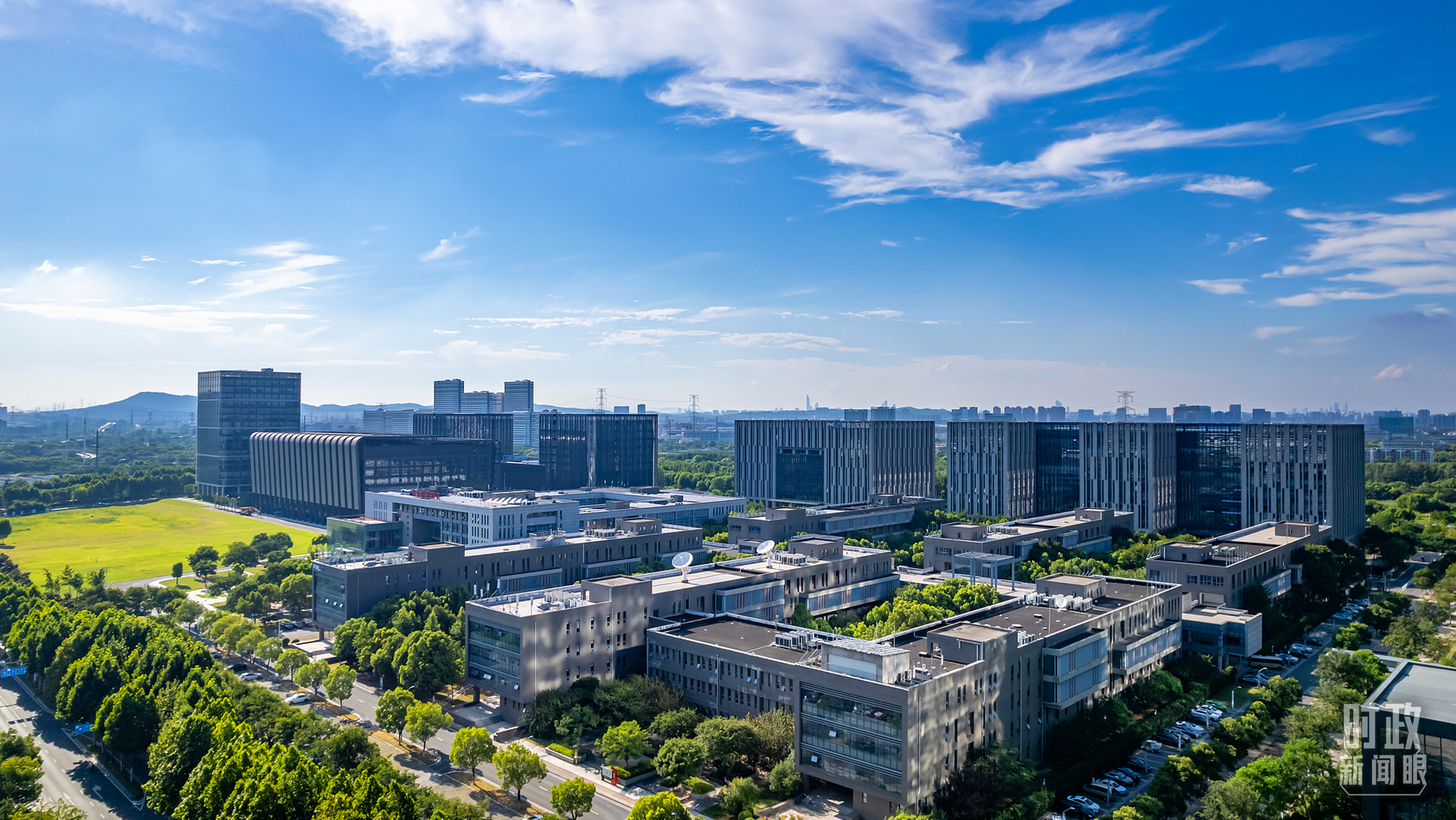 △2023年7月，习近平调研南京紫金山实验室，强调要为实现高水平科技自立自强立下功勋。（图/视觉中国）