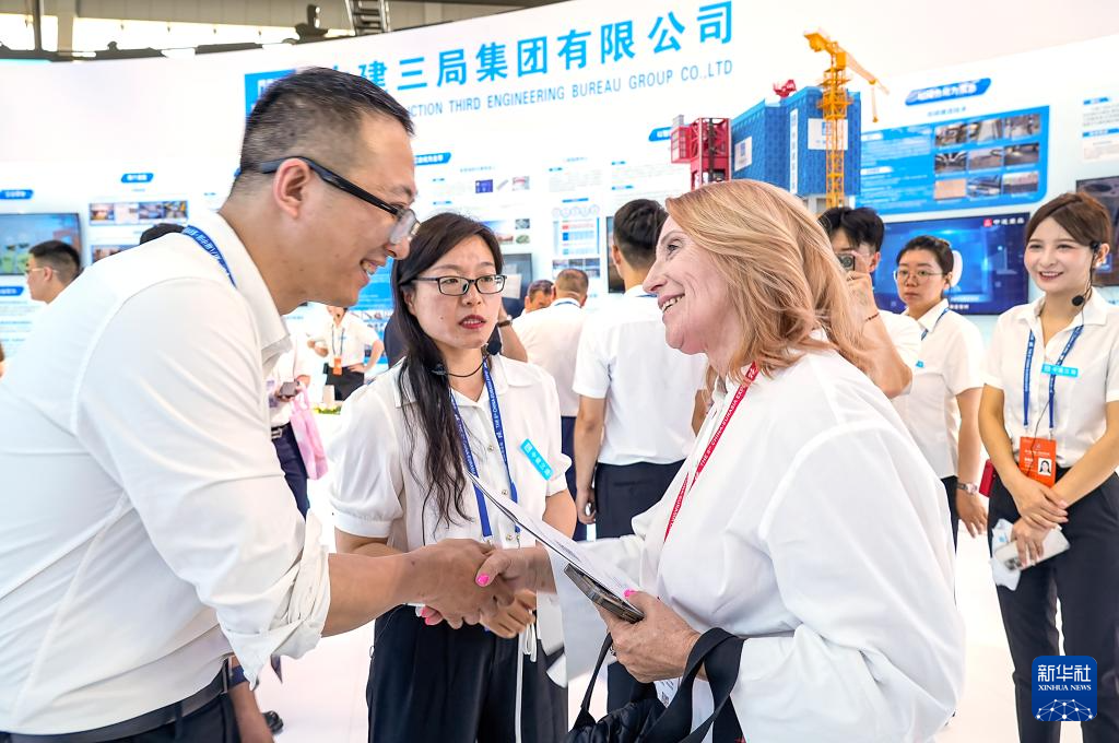 2024年6月27日，在第八届中国—亚欧博览会上，吉尔吉斯斯坦企业客商（前右）与中建三局参展商初步达成协议。新华社记者 王菲 摄