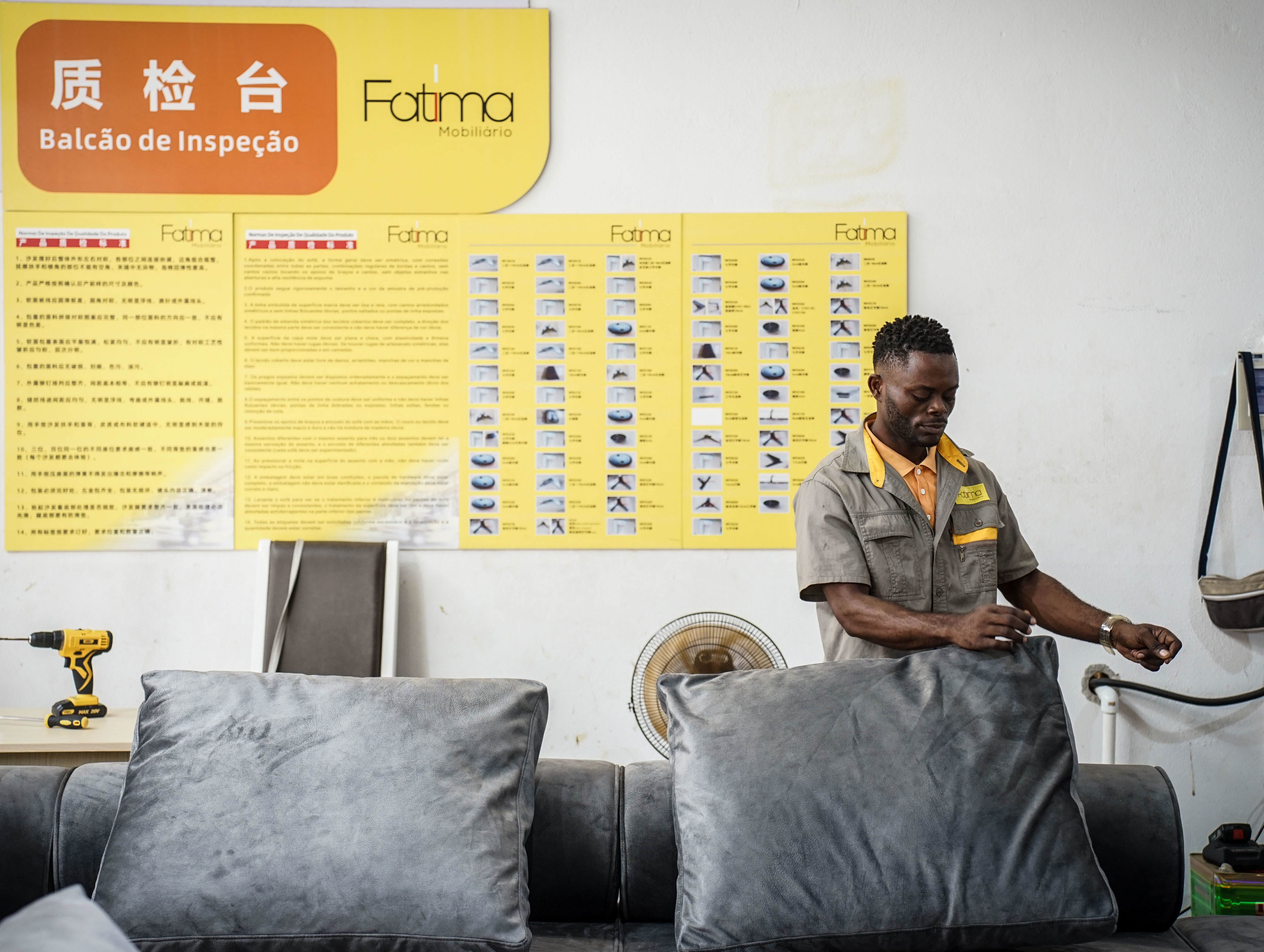 一名当地工人在法蒂玛家具厂车间内工作.