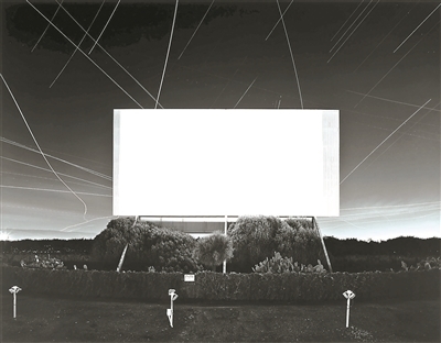 杉本博司,《尤宁城汽车影院,尤宁城》,1993,明胶银盐相纸,119.4×149.2cm。公式Hiroshi Sugimoto,图片由艺术家提供