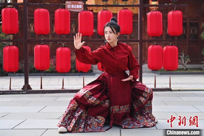 甘肃天水“女侠”张含亮:传承习武世家“绝技”走俏网络_凤凰网