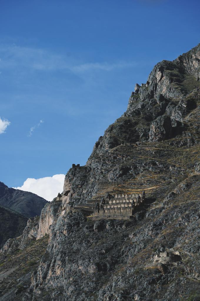 这是6月22日在秘鲁库斯科大区的安第斯山脉间拍摄的印加文明遗迹。