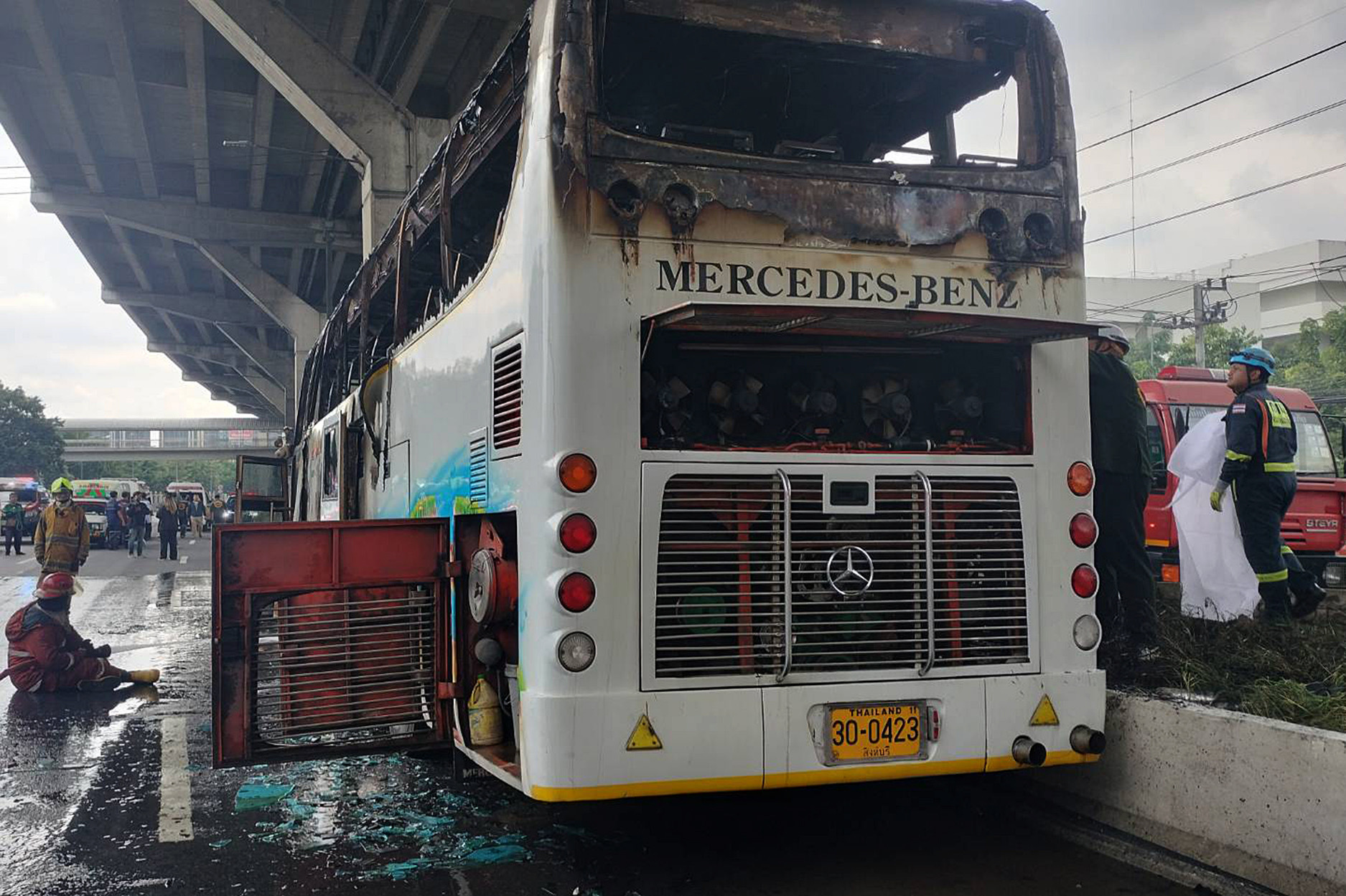泰国致23人死亡校车事故司机被捕_凤凰网, image size:1875x1249