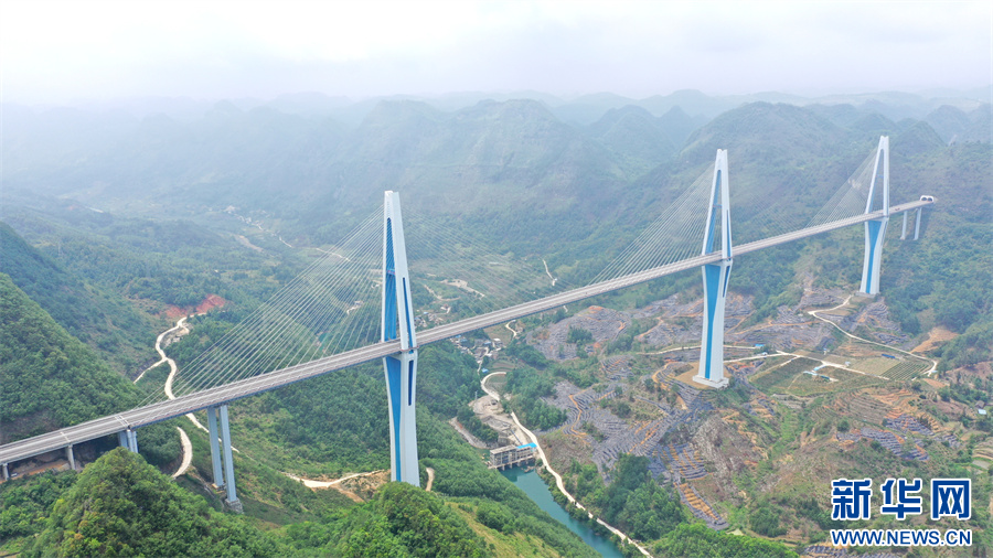 平塘“天空之桥”一景（资料图）。新华网 周远钢 摄