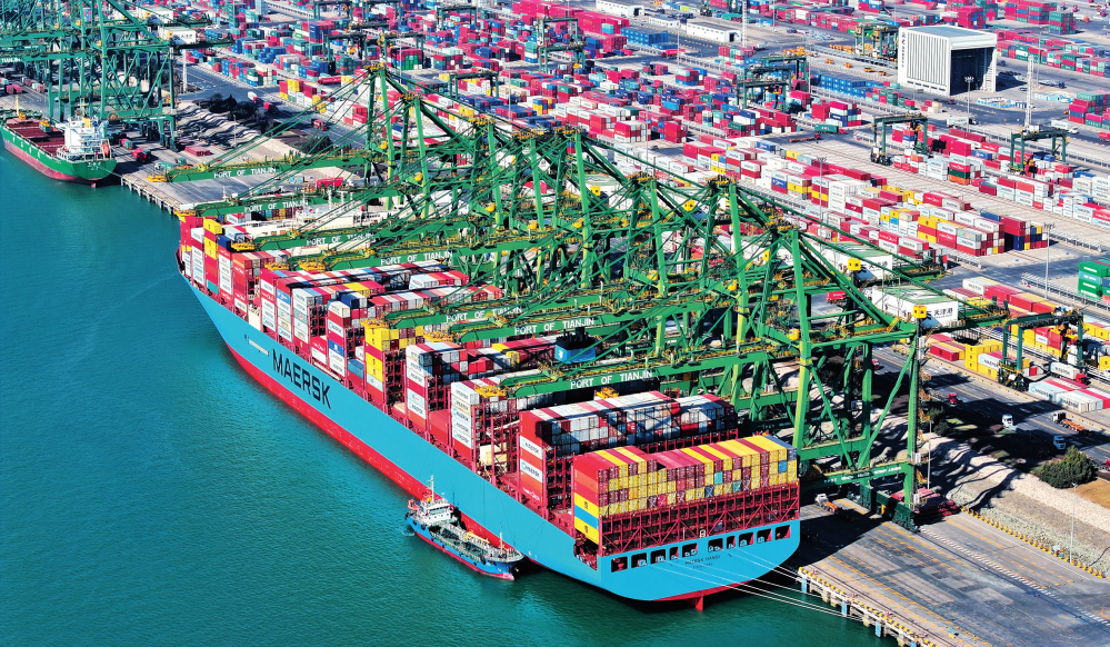 货轮靠泊在天津港北航道内的泊位中（2024 年 3 月 20 日摄）赵子硕摄 / 本刊