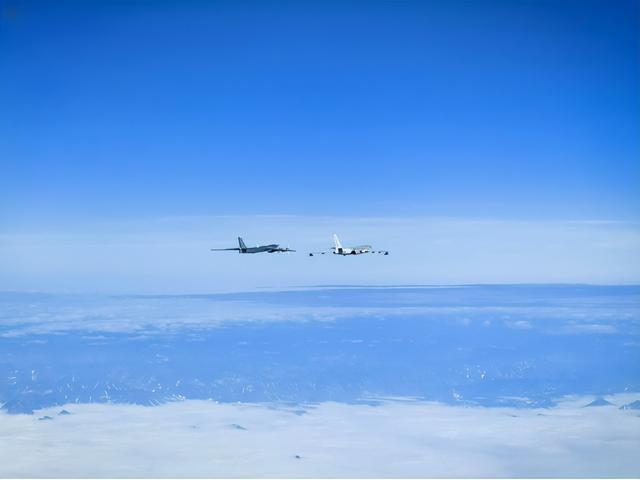 （中俄轰炸机在白令海峡附近空域执行战备巡航任务）