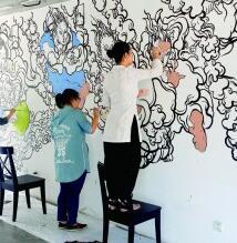 艺术家文娜和许村村民共同创作壁画。合美术馆提供