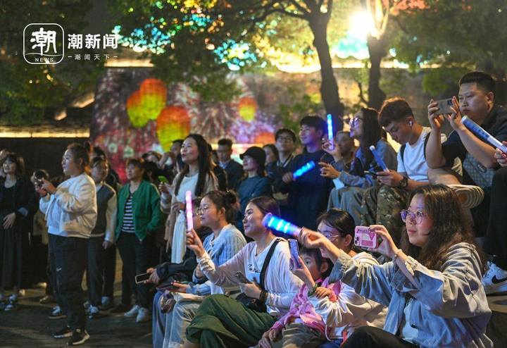 杭州鼓楼小广场上，一群年轻人正在进行文艺表演，吸引游人驻足欣赏，街区文化氛围进一步提升。潮新闻记者 董旭明 魏志阳 摄