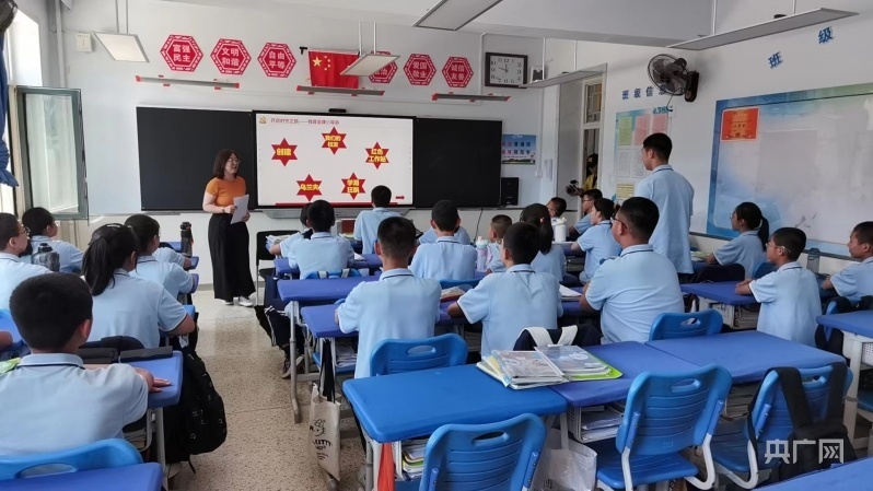 呼和浩特土默特学校红色时政课堂启智润心（央广网记者 刘欣荣 摄）