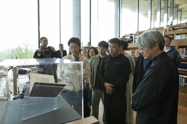 艺术家谭坦现场解读艺术创作