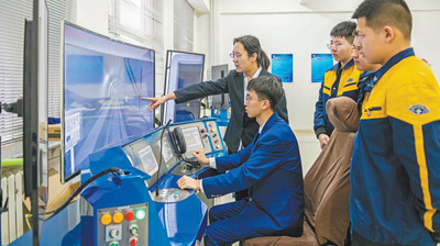 内蒙古自治区呼和浩特市智能技术应用学校城市轨道列车驾驶实训基地，老师指导学生进行列车模拟驾驶。丁根厚摄（人民视觉）