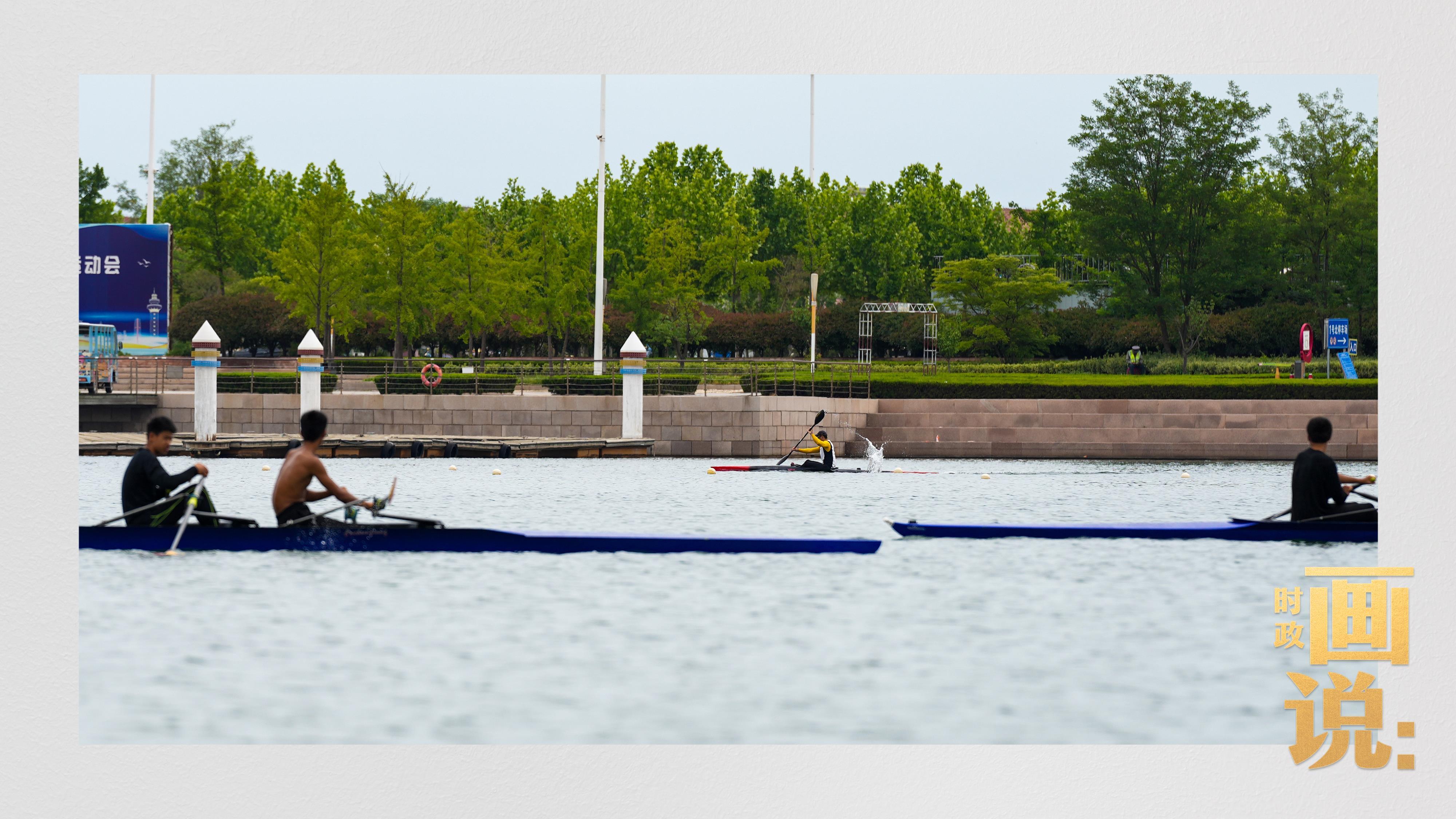 △奥林匹克水上公园碧波轻漾，皮划艇运动员正在训练。