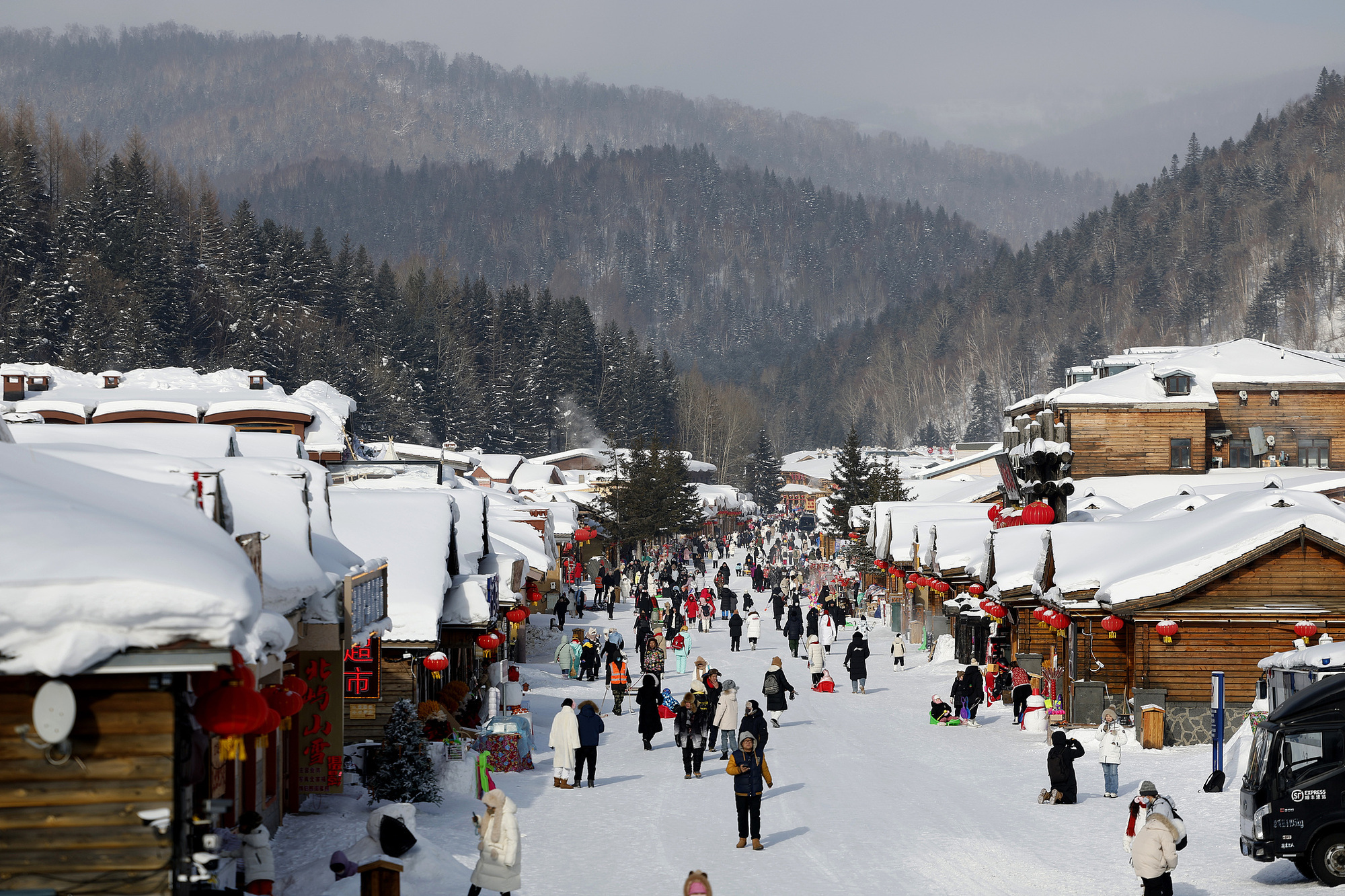 黑龙江牡丹江，游客在雪乡参观游览