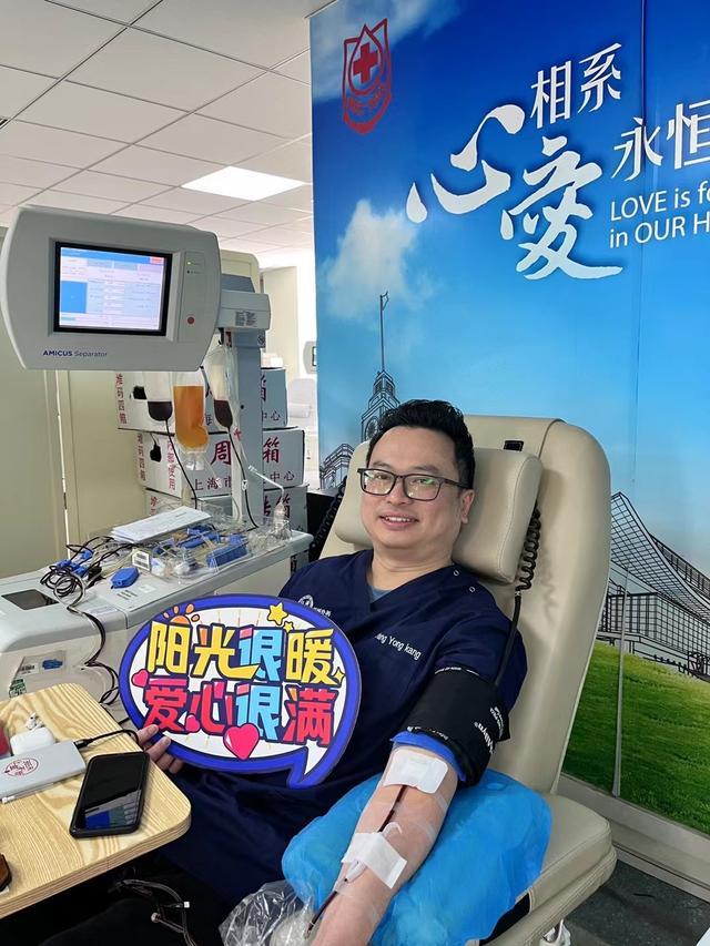 他是第一个拿到中国行医执照的外籍医生,在上海行医10年