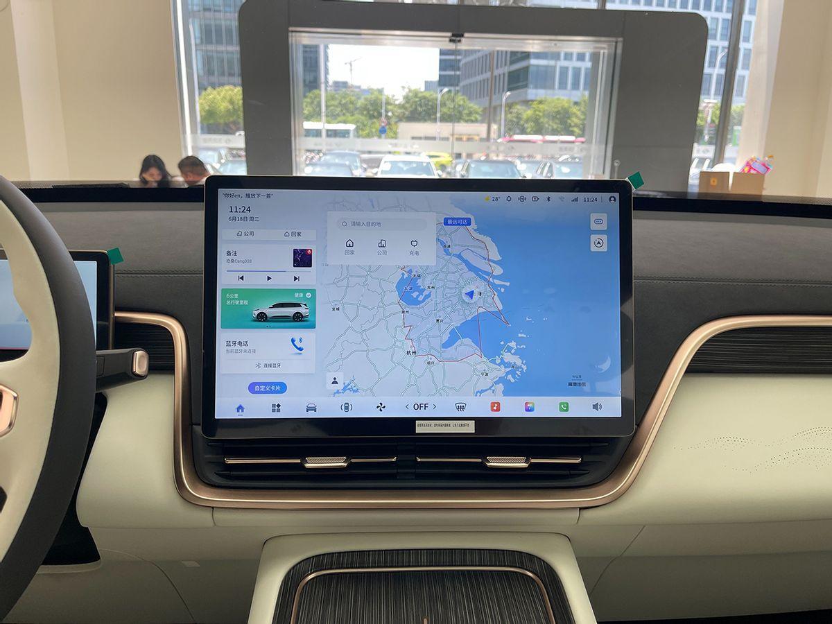 比理想L8便宜10万,也有冰箱彩电大沙发,东风eπ008实拍