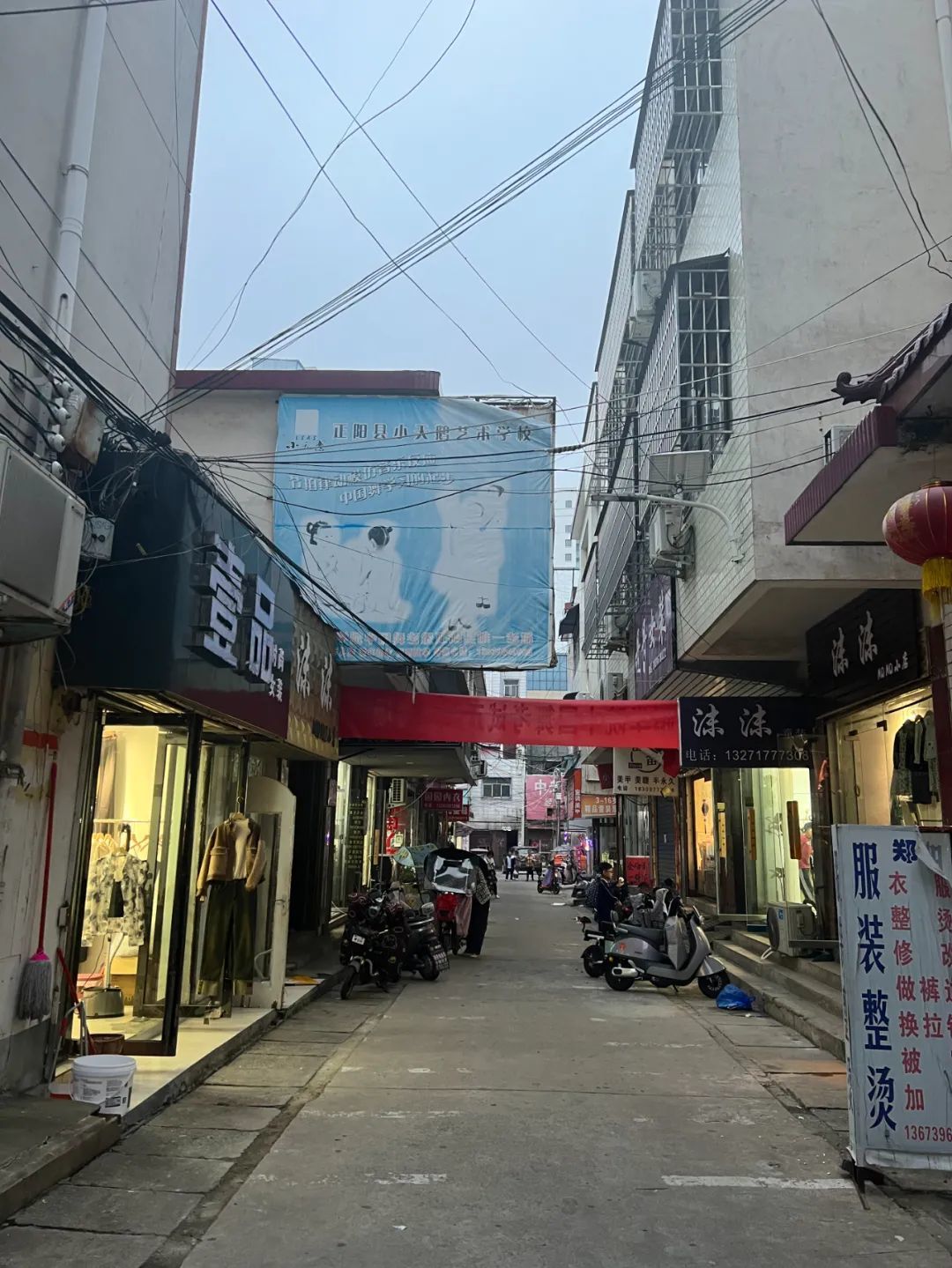 “进城宝妈”开的小店,地处典型的县城街头,杂乱又热闹。(图 / 由受访者提供)