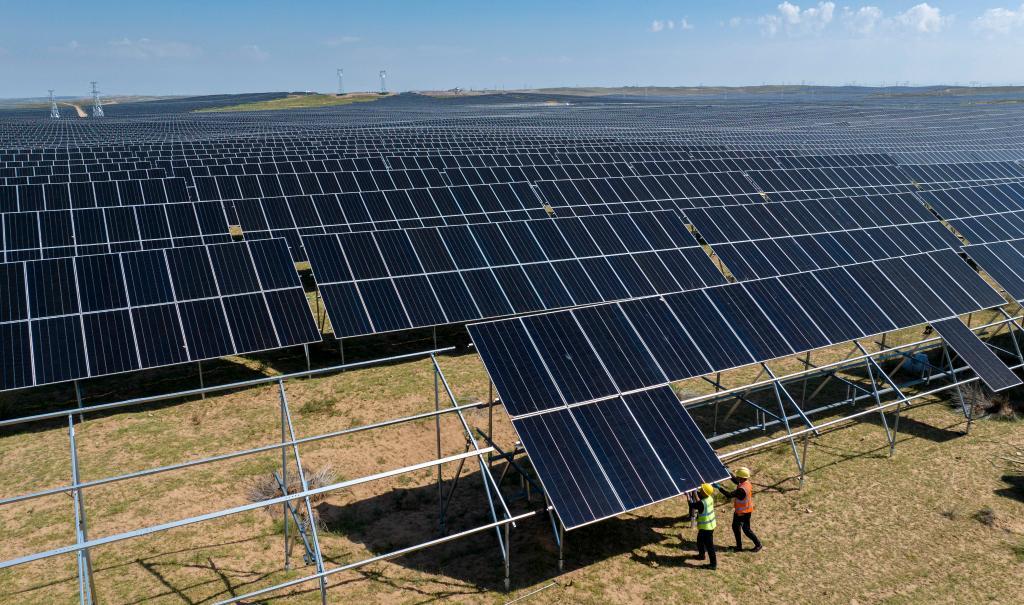 8月20日，在位于宁夏灵武市马家滩镇的TCL中环绿电园区内，工作人员在搭设光伏板（无人机照片）。新华社记者杨植森摄
