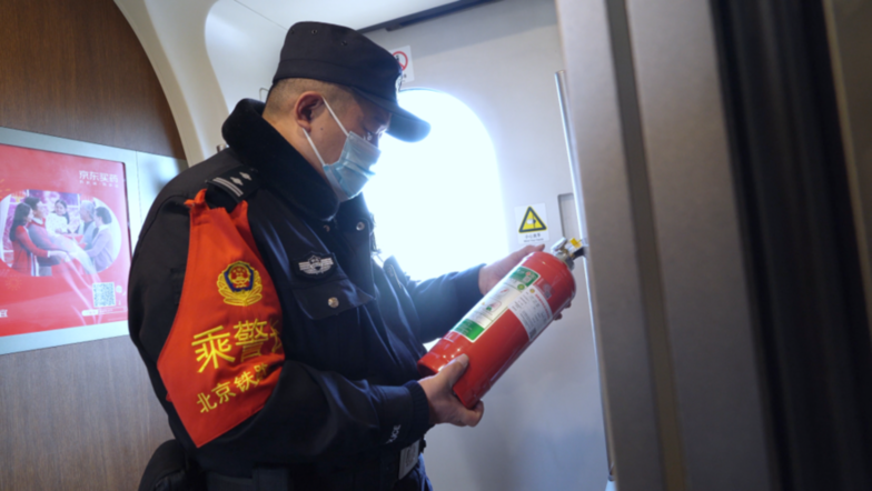 新春走基层|不能回家过年的他们,守护了通往千家万户的团圆路