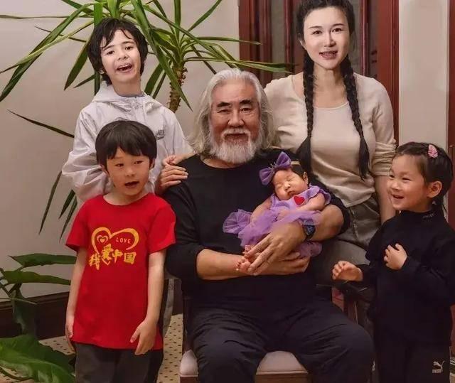 张纪中女儿满月宴直播带货，杜星霖全程黑脸，餐厅地址被扒太离谱