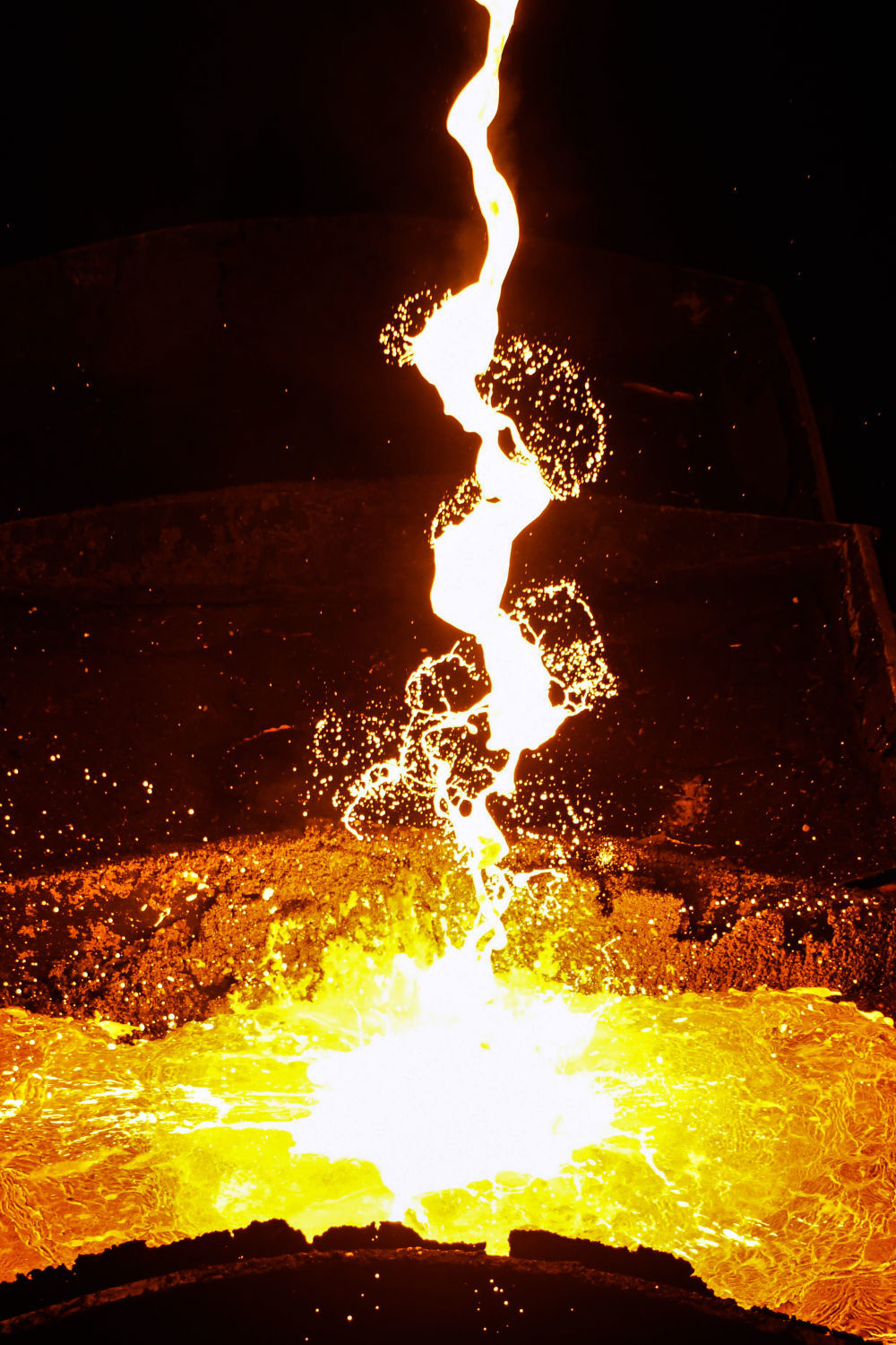 ↑这是在广西北港新材料有限公司炼钢车间拍摄的作业场景（5月17日摄）。新华社记者 张爱林 摄