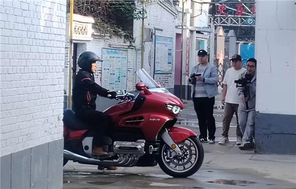 全球首款水平对置8缸!魏建军骑上了长城首款摩托车