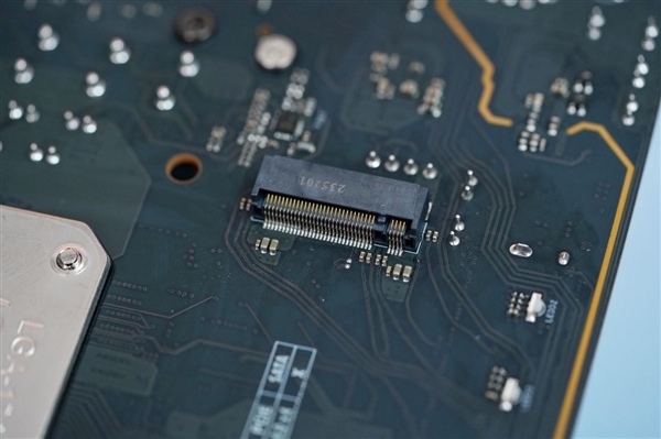 正面没有一根线!铭瑄H770YTX D5 WIFI主板图赏