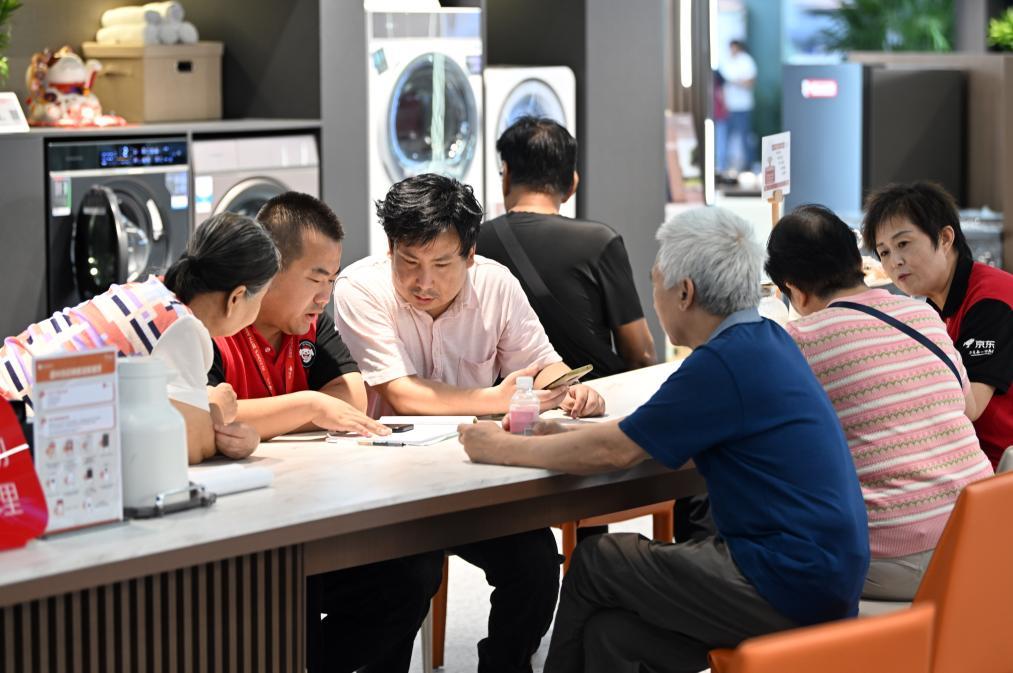 9月17日，消费者在天津京东MALL超级体验店选购家电。 新华社记者 李然 摄