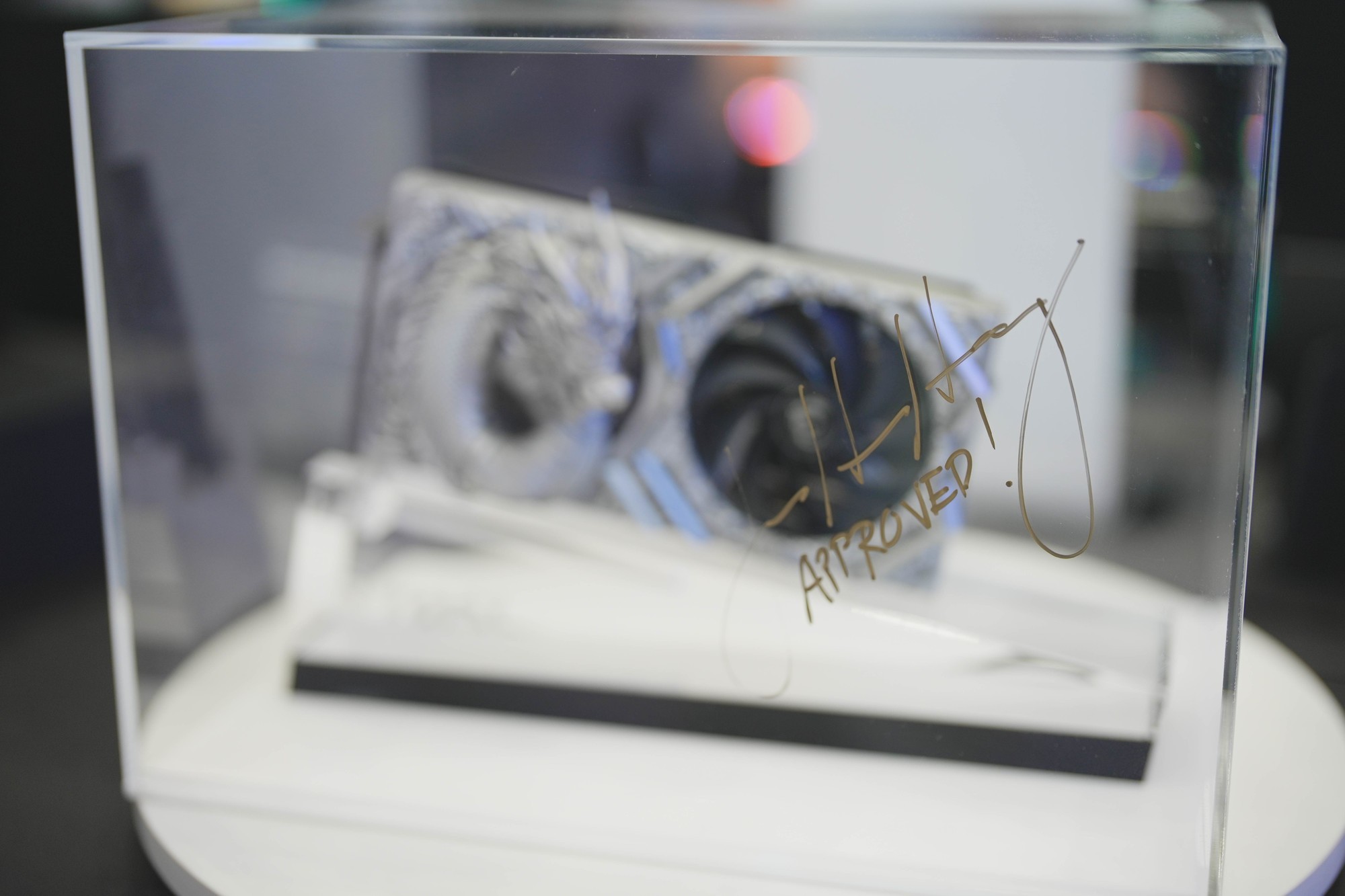 微星携众多新品亮相Computex2024 黄仁勋亲临展台签名留念!